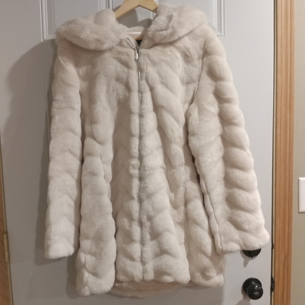 Maurices faux fur winter coat like new